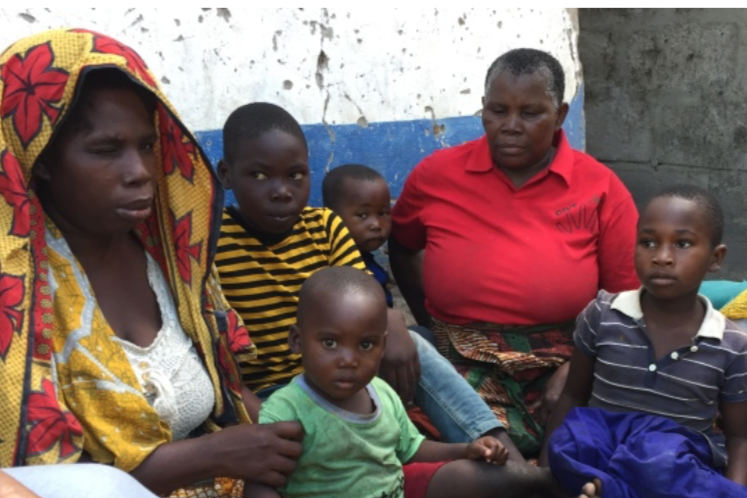 Blinde vrouw met moeder en drie kinderen