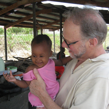 Aad met het kleinste kindje in het dorp