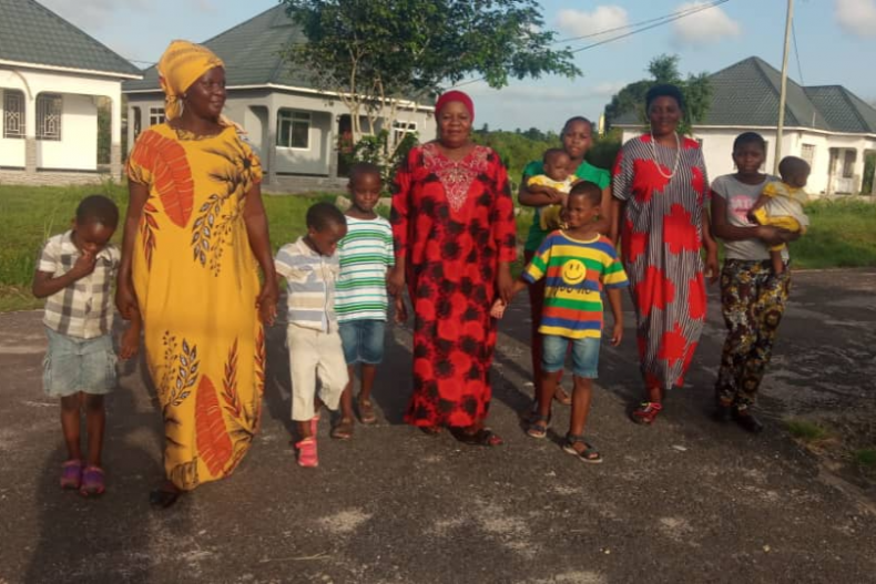 De mama's met hun tweelingen