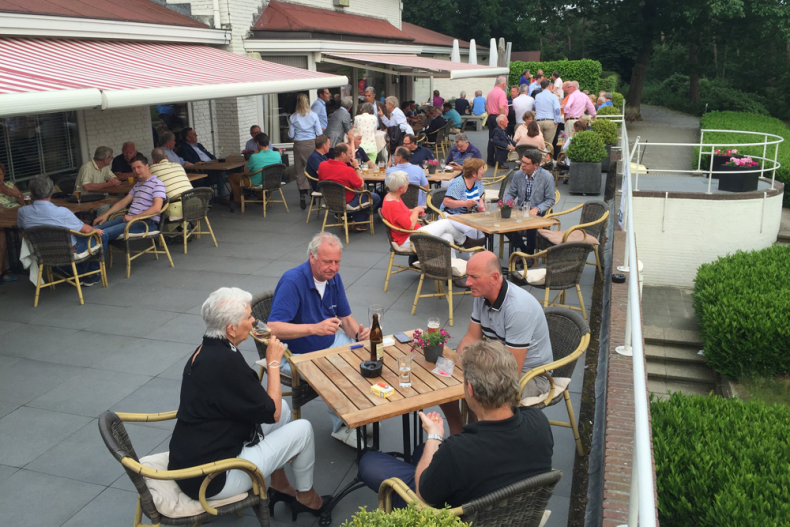 Deelnemers Malaika Kids Open op het terras.