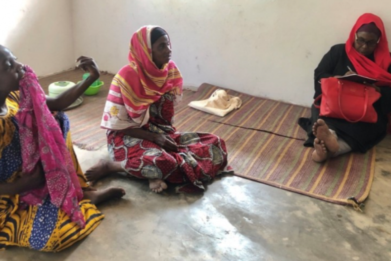 Een wat ouder meisje woont met haar ongetrouwde moeder.