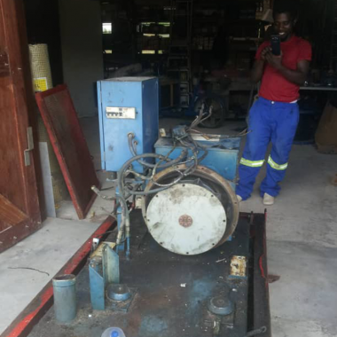 Oude generator stand.