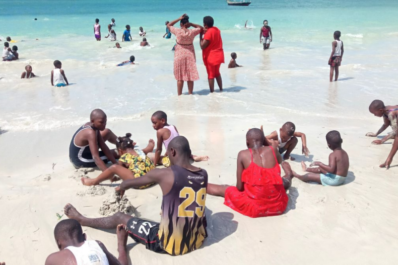 Spelen op het strand en in de zee. 