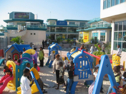 Met z'n allen spelen in de speeltuin