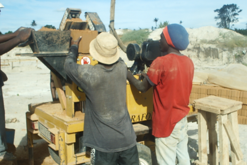 Het maken van Hydraform blokken op de bouwlocatie