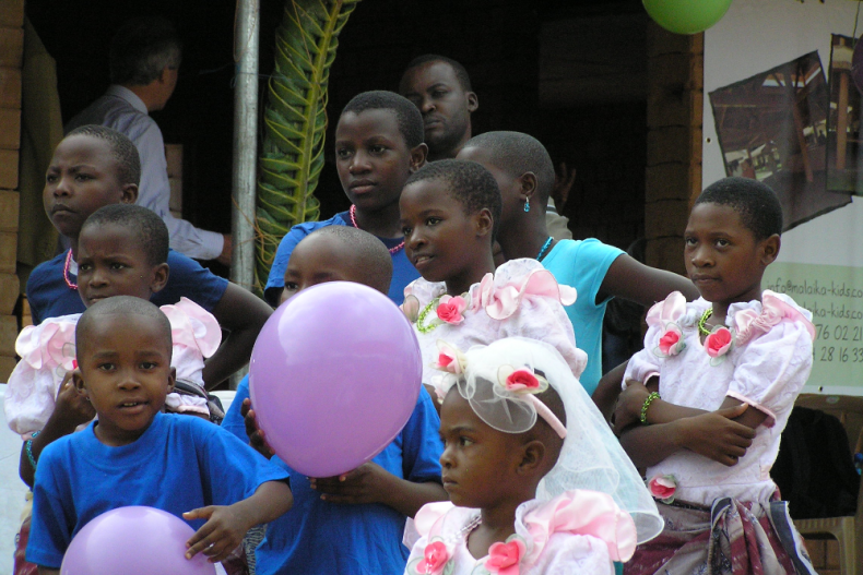 De kinderen voor het eerst in het toekomstige dorp