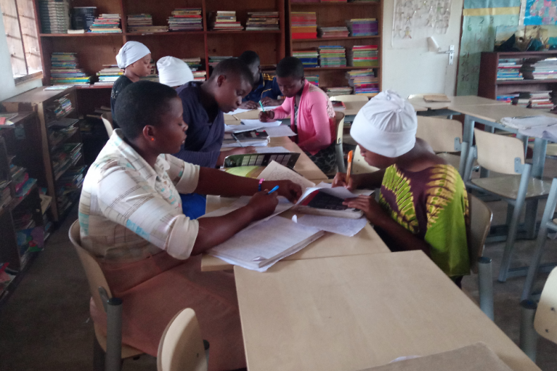 Kids in Tanzania op nieuw meubilair 