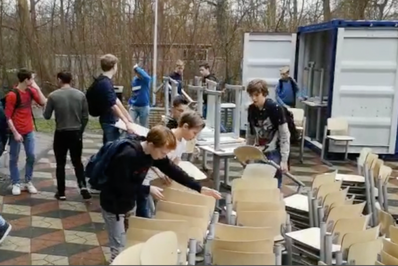 Vullen van de container met meubilair