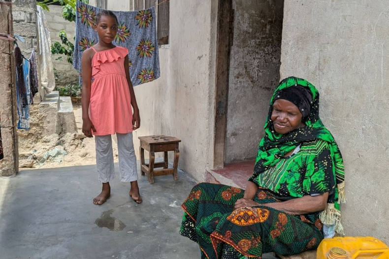 Kind met grootmoeder